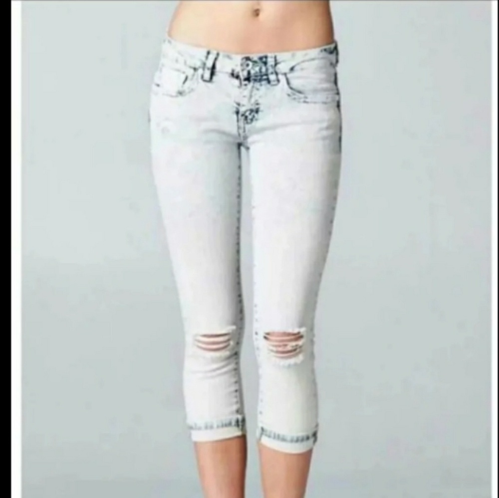 💟 Distressed skinny capris..